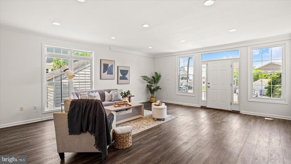 Image 13 of property listing at 646 ROCKAWAY BEACH AVE, Baltimore, MD 21221