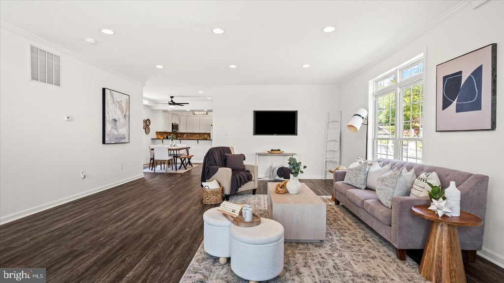 Image 16 of property listing at 646 ROCKAWAY BEACH AVE, Baltimore, MD 21221