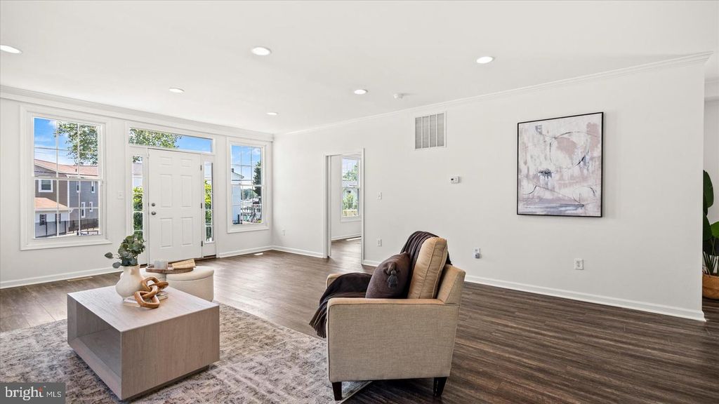 Image 17 of property listing at 646 ROCKAWAY BEACH AVE, Baltimore, MD 21221