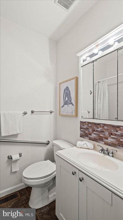 Image 23 of property listing at 646 ROCKAWAY BEACH AVE, Baltimore, MD 21221
