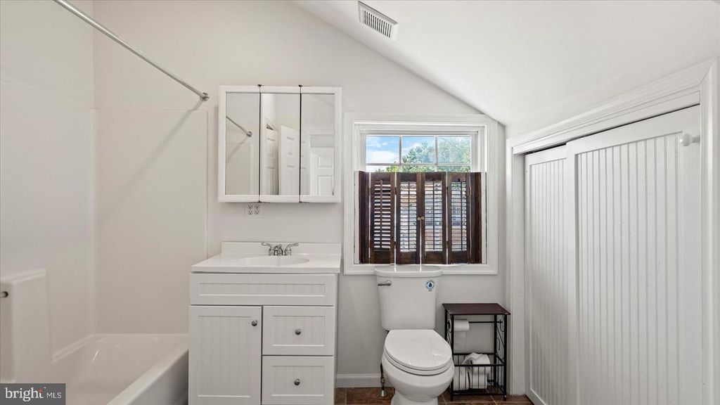Image 28 of property listing at 646 ROCKAWAY BEACH AVE, Baltimore, MD 21221