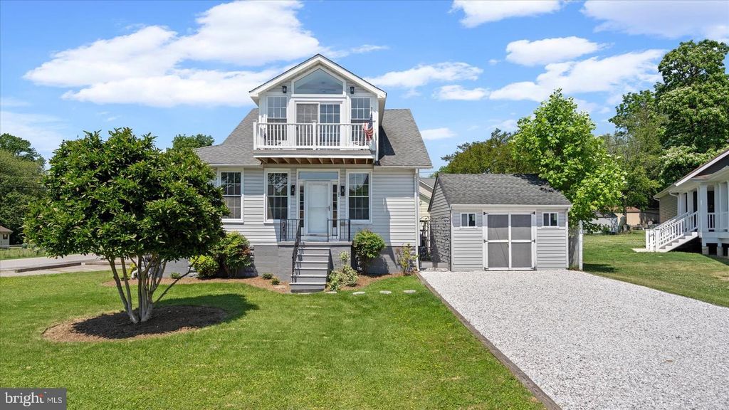 Image 3 of property listing at 646 ROCKAWAY BEACH AVE, Baltimore, MD 21221