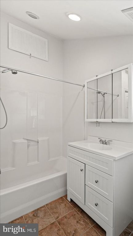 Image 29 of property listing at 646 ROCKAWAY BEACH AVE, Baltimore, MD 21221