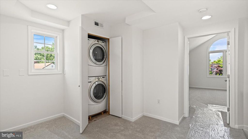 Image 35 of property listing at 646 ROCKAWAY BEACH AVE, Baltimore, MD 21221