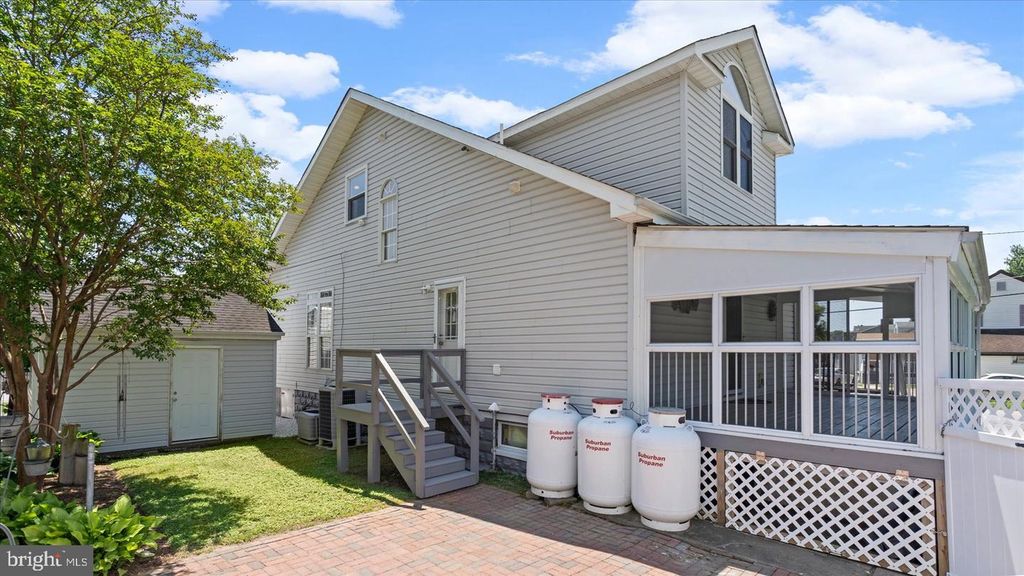 Image 38 of property listing at 646 ROCKAWAY BEACH AVE, Baltimore, MD 21221