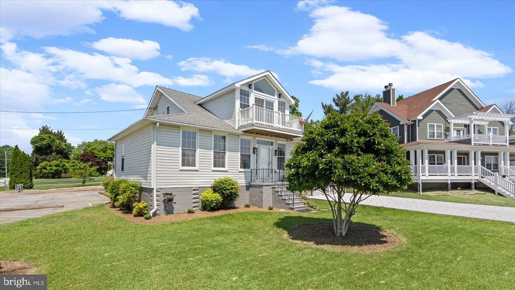 Image 4 of property listing at 646 ROCKAWAY BEACH AVE, Baltimore, MD 21221