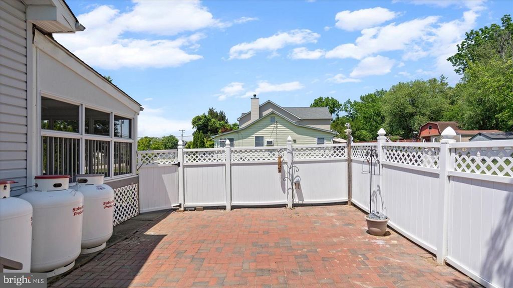 Image 39 of property listing at 646 ROCKAWAY BEACH AVE, Baltimore, MD 21221