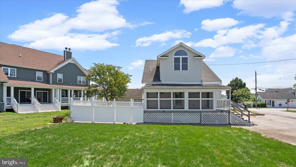 Image 5 of property listing at 646 ROCKAWAY BEACH AVE, Baltimore, MD 21221