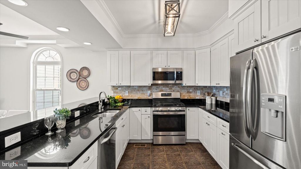 Image 6 of property listing at 646 ROCKAWAY BEACH AVE, Baltimore, MD 21221