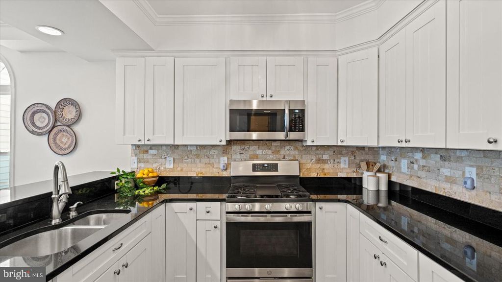 Image 7 of property listing at 646 ROCKAWAY BEACH AVE, Baltimore, MD 21221