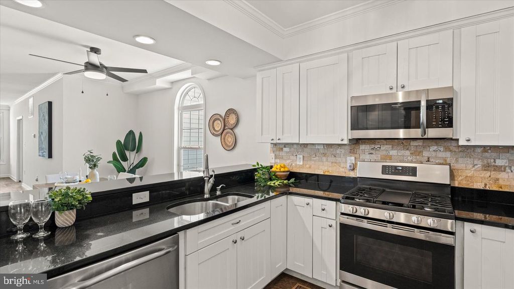 Image 8 of property listing at 646 ROCKAWAY BEACH AVE, Baltimore, MD 21221