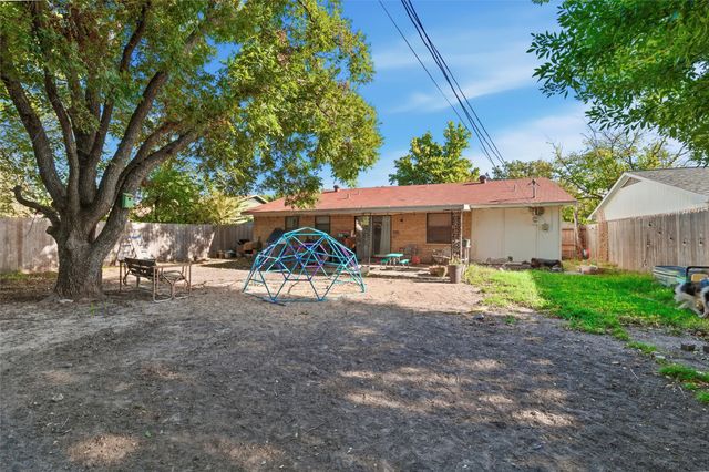 562 W Ferndale Lane, Grand Prairie, TX 75052