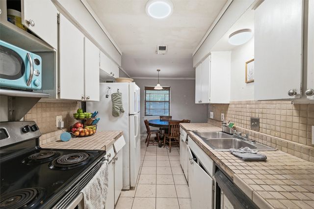 562 W Ferndale Lane, Grand Prairie, TX 75052