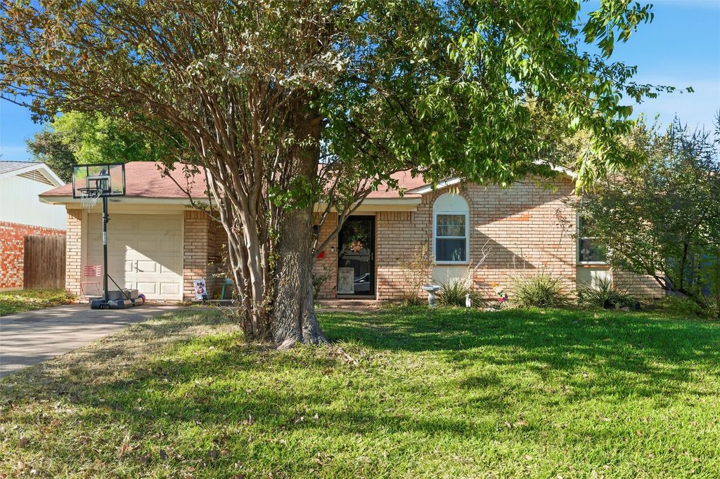 562 W Ferndale Lane, Grand Prairie, TX 75052