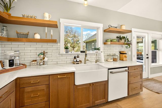 145 Lomas Road, Jacksonville, OR 97530