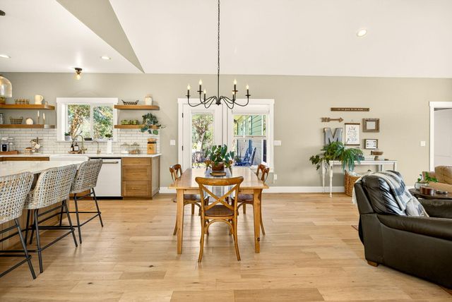 145 Lomas Road, Jacksonville, OR 97530