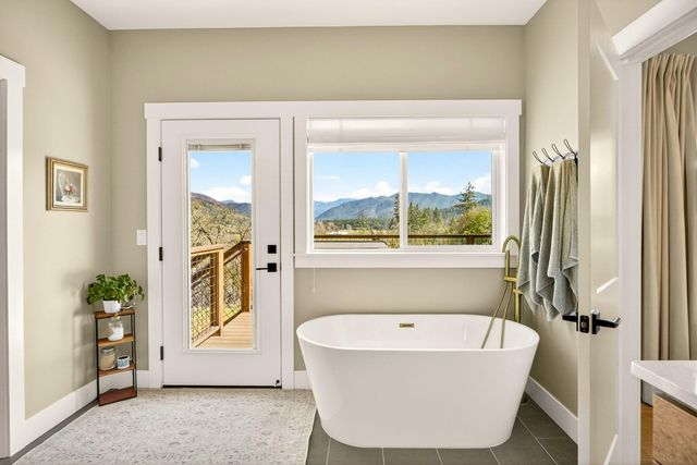 145 Lomas Road, Jacksonville, OR 97530