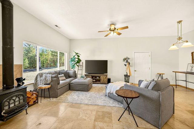 145 Lomas Road, Jacksonville, OR 97530