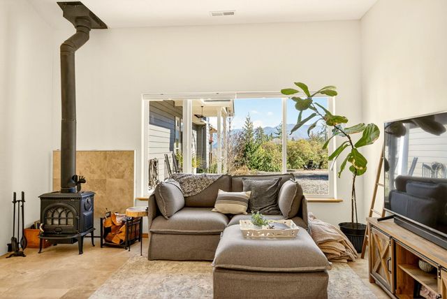 145 Lomas Road, Jacksonville, OR 97530