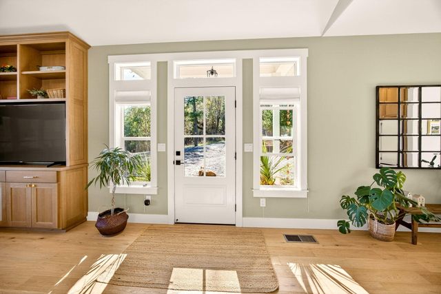 145 Lomas Road, Jacksonville, OR 97530