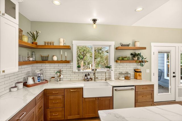 145 Lomas Road, Jacksonville, OR 97530