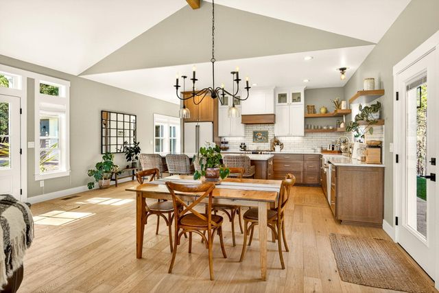 145 Lomas Road, Jacksonville, OR 97530