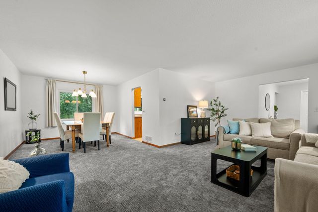 8254 38th Street N, Lake Elmo, MN 55042