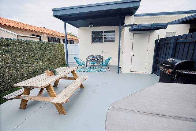 1232 SW 30th Pl, Miami, FL 33135