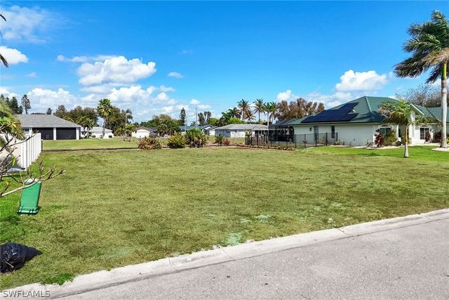 2005 Ottersrest LN, Cape Coral, FL 33990