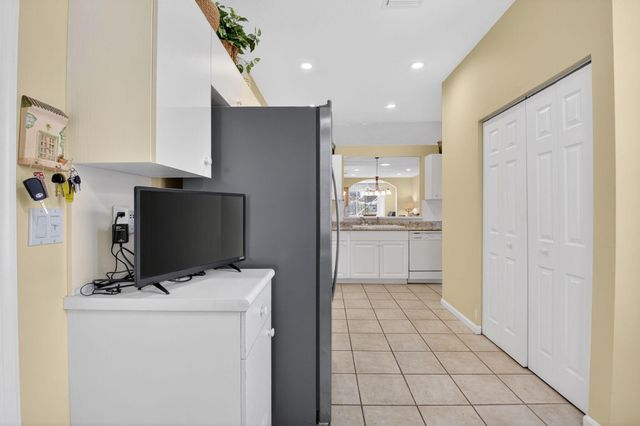 10585 Royal Caribbean Circle, Boynton Beach, FL 33437