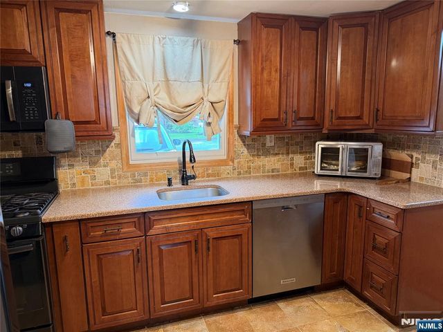 21 Daned Road, Emerson, NJ 07630