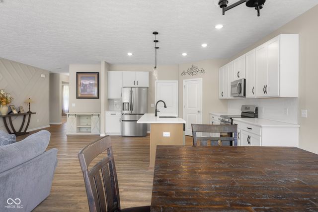 3045 Braeburn, Columbus, IN 47201