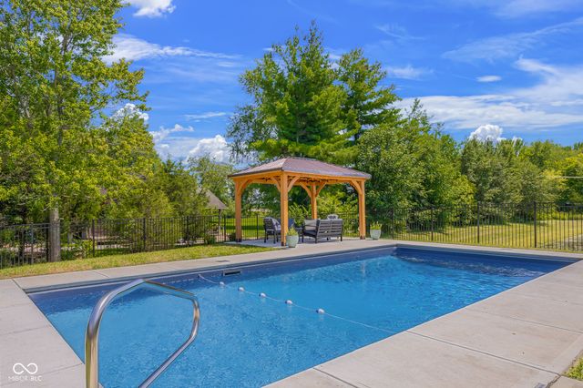 3045 Braeburn, Columbus, IN 47201