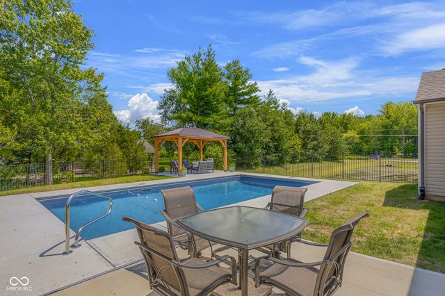 3045 Braeburn, Columbus, IN 47201