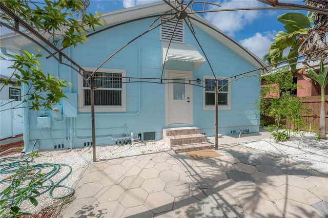 2421 BURLINGTON AVENUE N, St Petersburg, FL 33713
