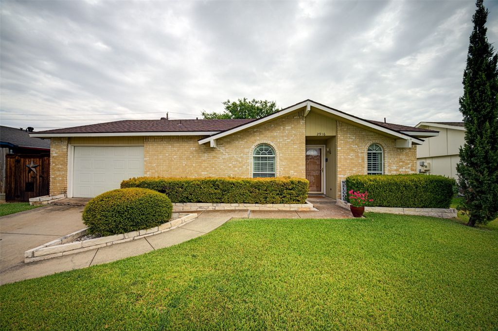 2916 Lockwood Drive, Carrollton, TX 75007 — exterior