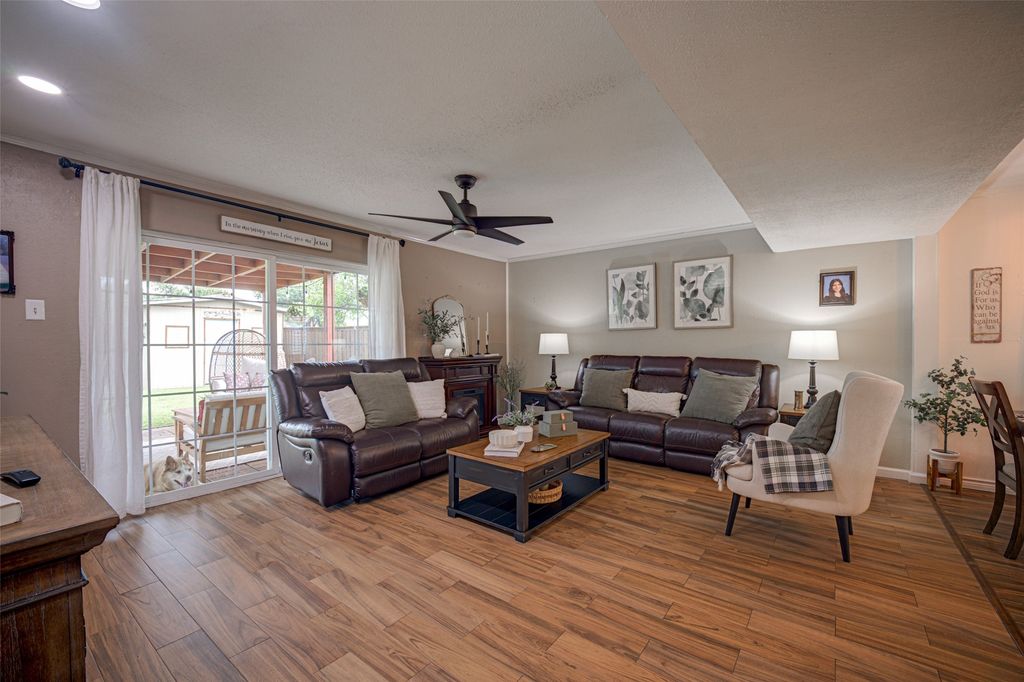 2916 Lockwood Drive, Carrollton, TX 75007 — photo 5