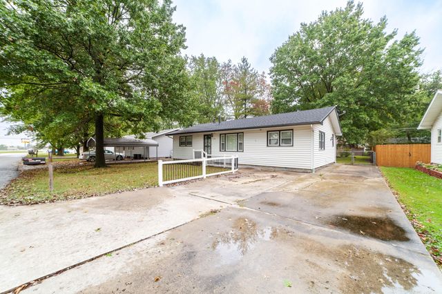 120 ADAMS ST, Centralia, MO 65240