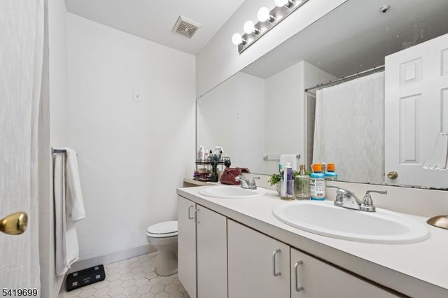 48 Cornerstone Ln, Newark City, NJ 07103