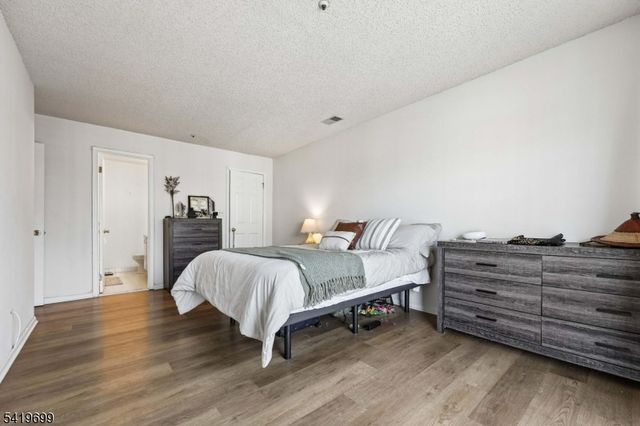 48 Cornerstone Ln, Newark City, NJ 07103