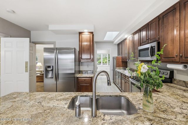 5208 Indian Woods Ct, Louisville, KY 40207