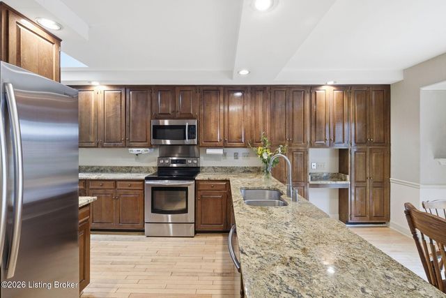 5208 Indian Woods Ct, Louisville, KY 40207