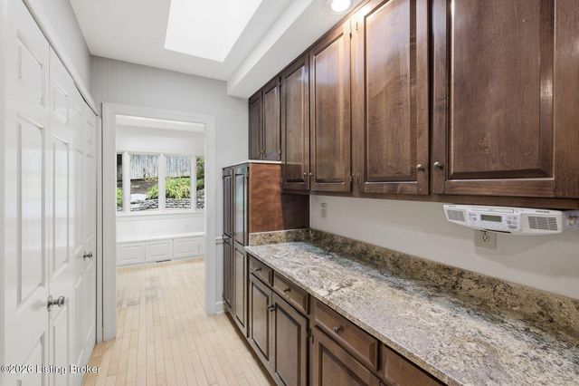 5208 Indian Woods Ct, Louisville, KY 40207