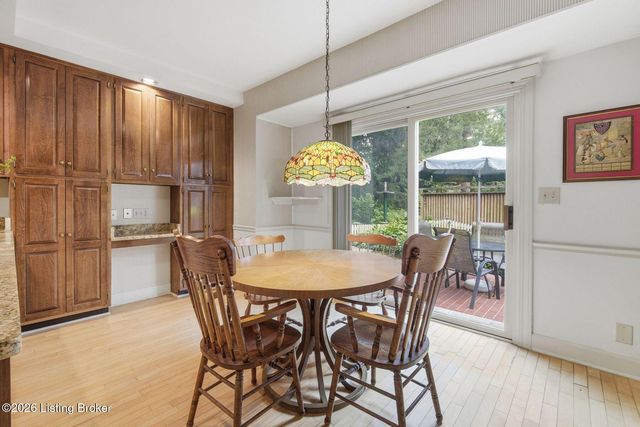 5208 Indian Woods Ct, Louisville, KY 40207