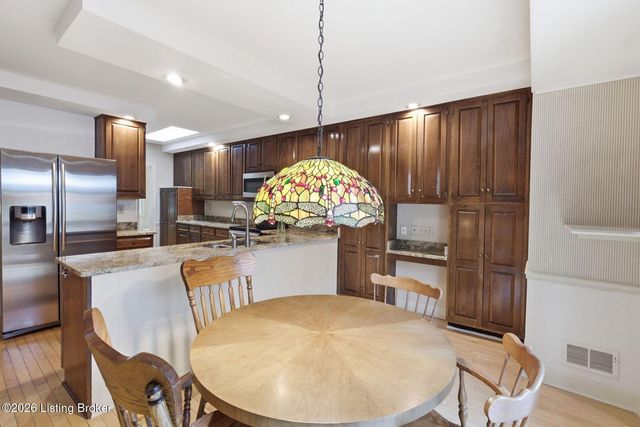 5208 Indian Woods Ct, Louisville, KY 40207