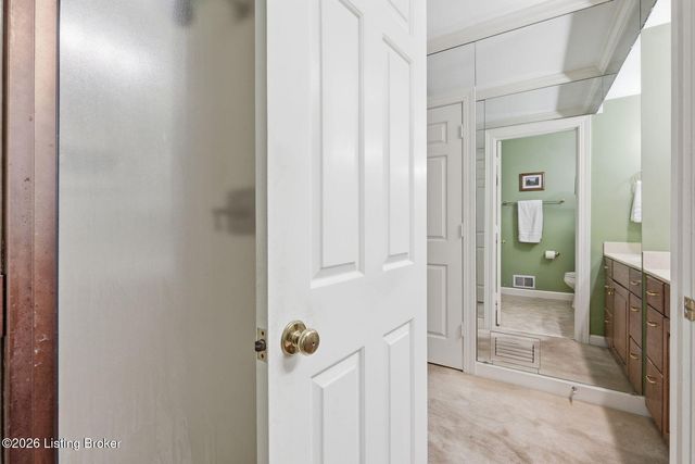 5208 Indian Woods Ct, Louisville, KY 40207