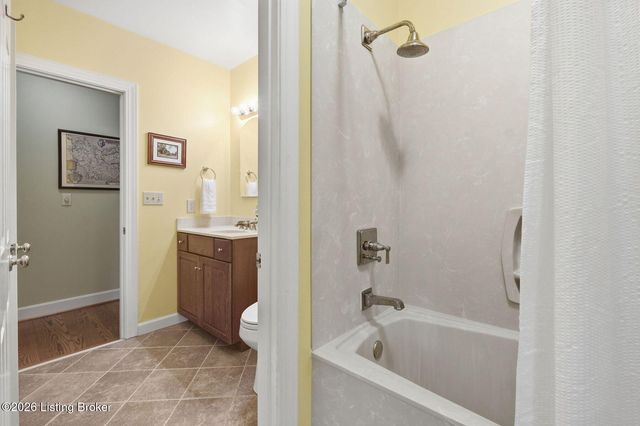 5208 Indian Woods Ct, Louisville, KY 40207