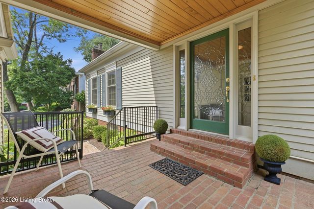 5208 Indian Woods Ct, Louisville, KY 40207