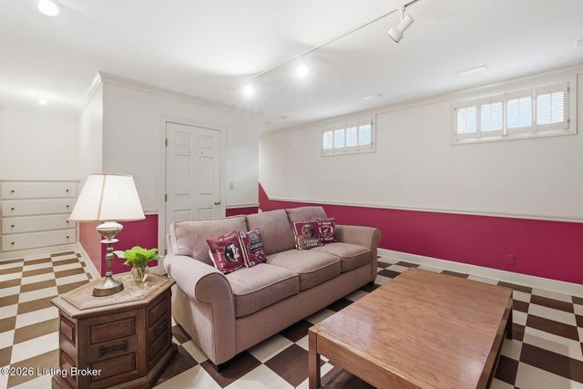 5208 Indian Woods Ct, Louisville, KY 40207