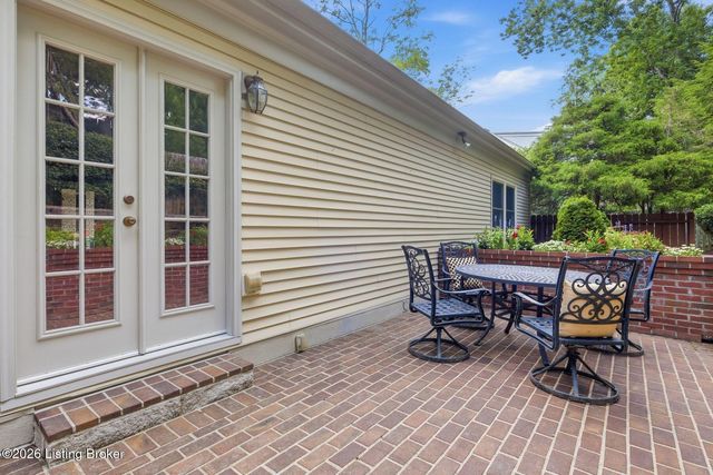 5208 Indian Woods Ct, Louisville, KY 40207